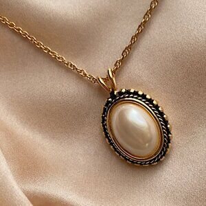 Estate Vintage Faux Pearl Oval Gold Tone Necklace Pendant Regal Costume Jewelry